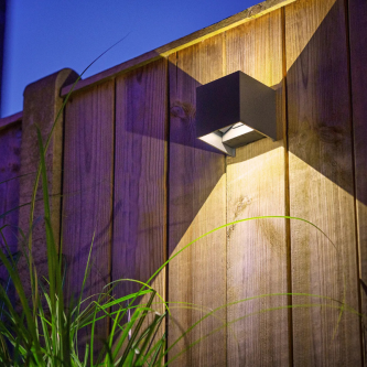 https://line-wood.bazhard.dev/11445-medium/mauri-noir-applique-exterieure-murale.jpg